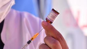 Una sanitaria administra una dosis de la triple vírica, la vacuna del sarampión, rubeola y parotiditis.