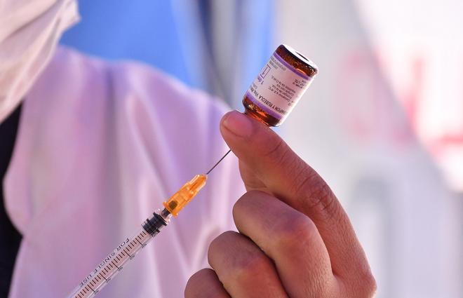 Una sanitaria administra una dosis de la triple vírica, la vacuna del sarampión, rubeola y parotiditis.