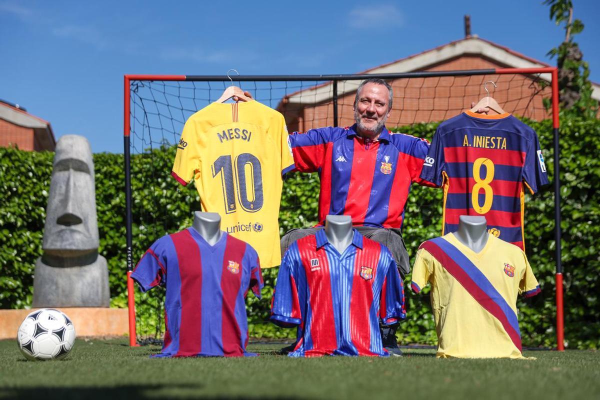 Jordi Castells, coleccionista de camisetas del Barça, atiende a SPORT