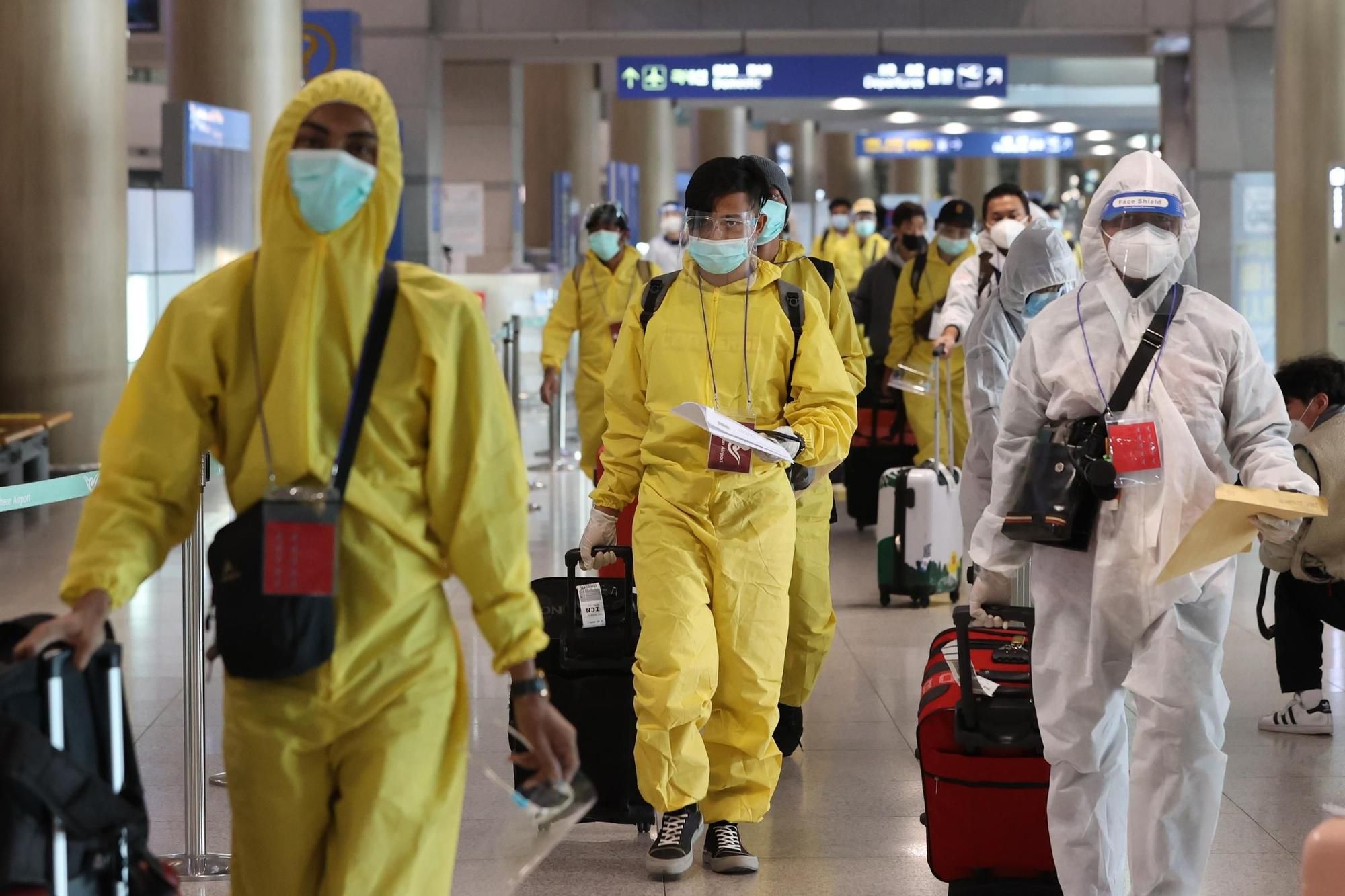 Viajeros en el aeropuerto de Corea.