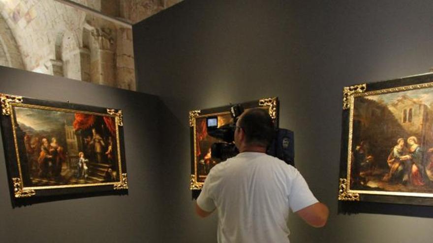 Un hombre capta los cuadros de Francisco Antolínez.