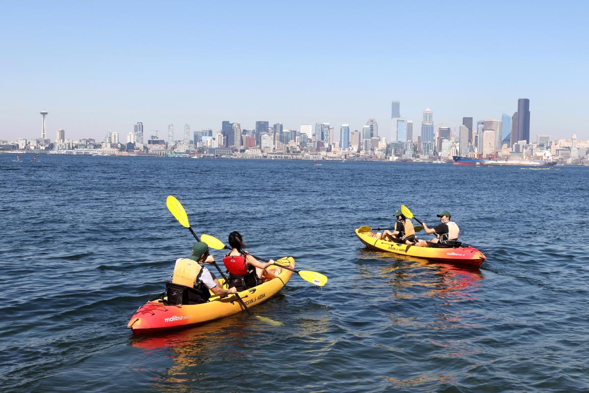Gente practicando deporte en la bahía de Elliot, en Seattle.