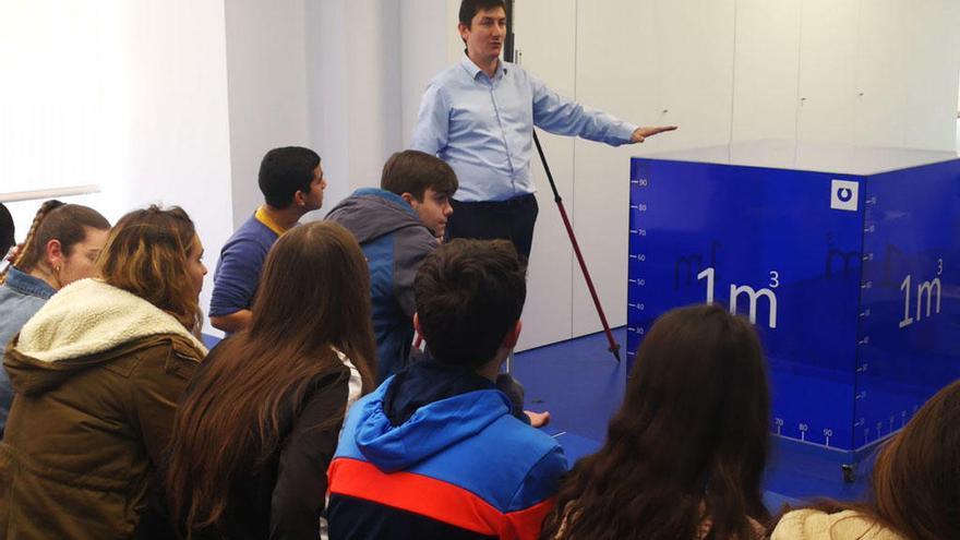 Los jóvenes reciben instrucciones durante la jornada.