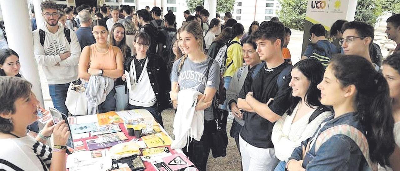 El Área de Cooperación y Solidaridad ha iniciado su programa de voluntariado con la Feria UCOopera en Rabanales.