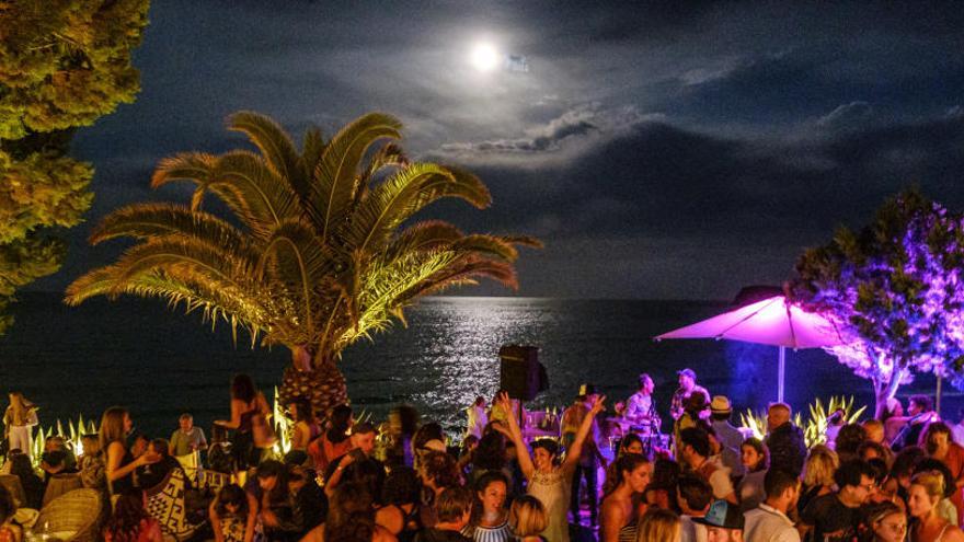 Luna, gastronomía y mar en la playa de Cala Nova