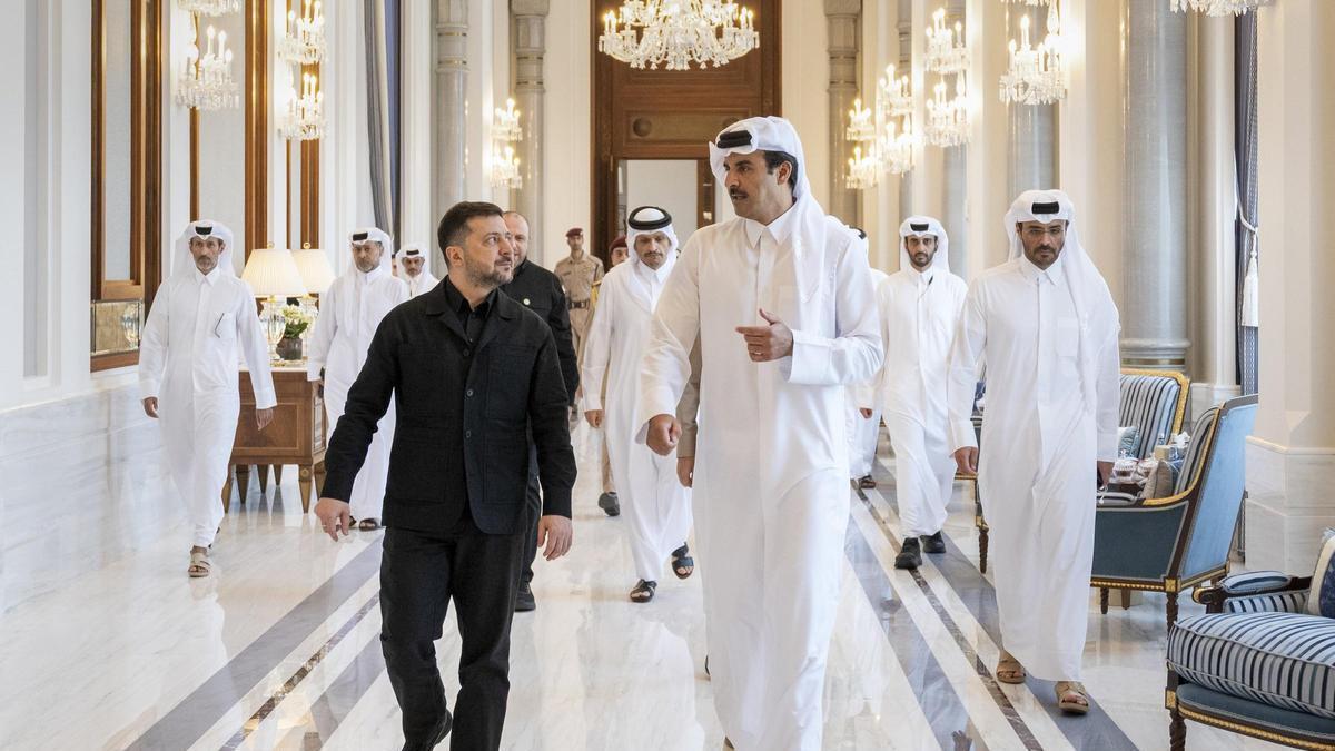 El presidente de Ucrania, Volodimir Zelenski, y el emir de Qatar, Tamim bin Hamad Al Thani, a 28 de marzo de 2026