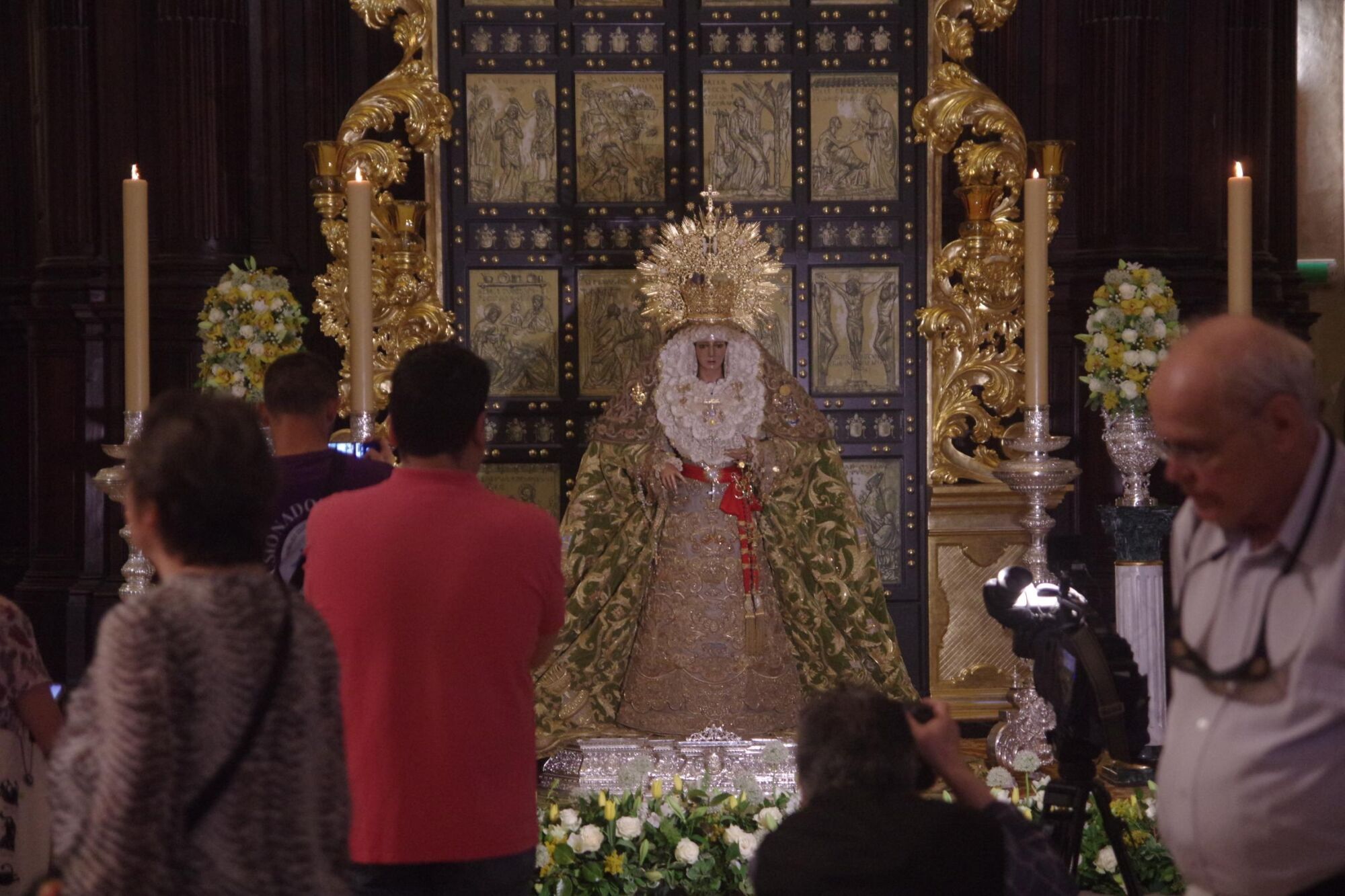 Besamanos a la Virgen de la Esperanza en la Catedral de Málaga tras participar en la procesión de Roma