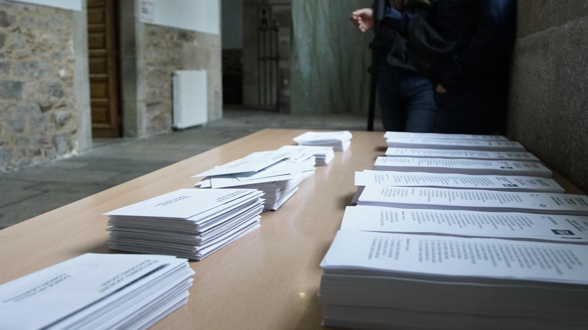 Papeletas de los partidos dispuestas para votar en unas elecciones anteriores.