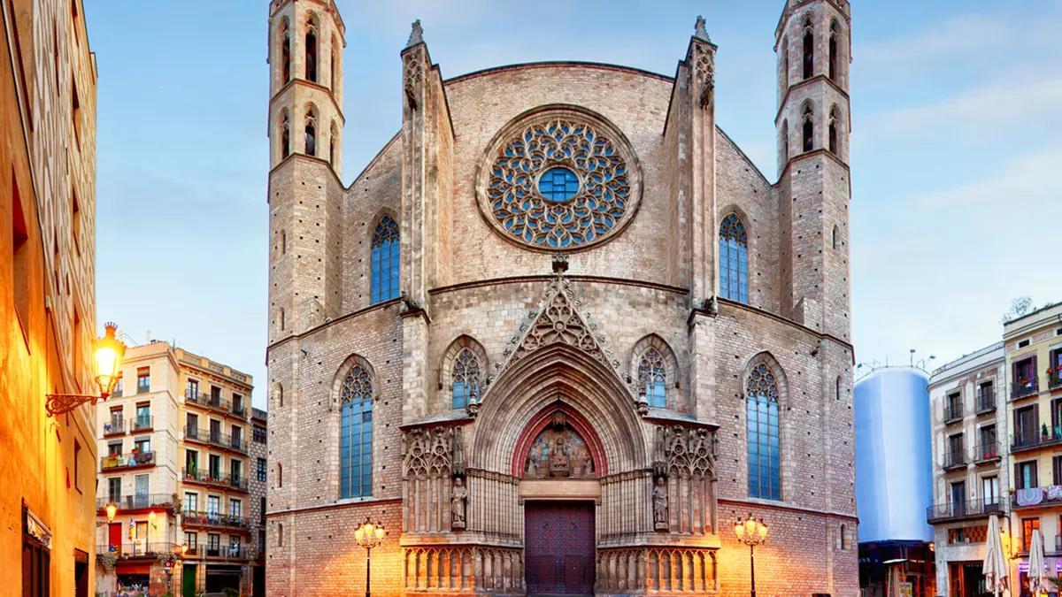 La basílica de Santa Maria del Mar, en el barrio de la Ribera, escenario de la célebre novela histórica La catedral del mar de Ildefonso Falcones.