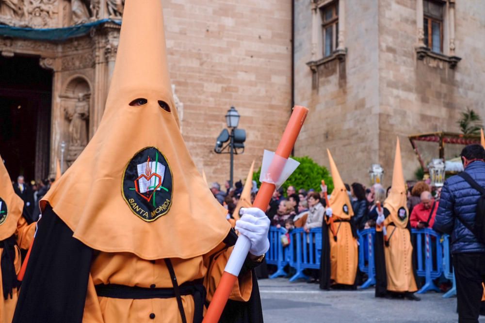 La procesión del Viernes Santo llena de solemnidad el centro de Palma