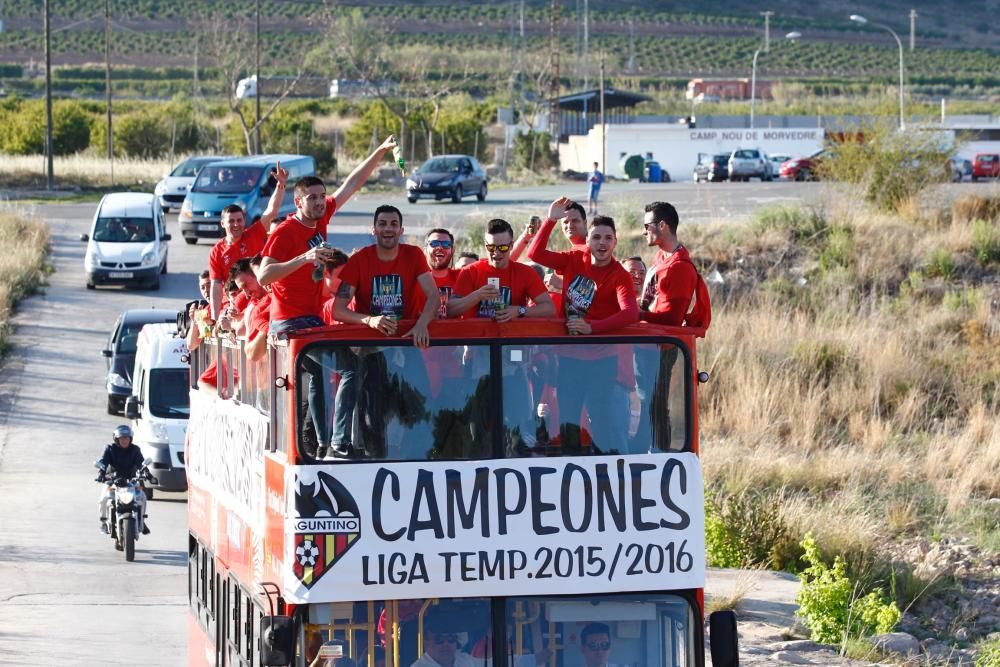 El Atlético Saguntino celebra el título de campeón por todo lo alto