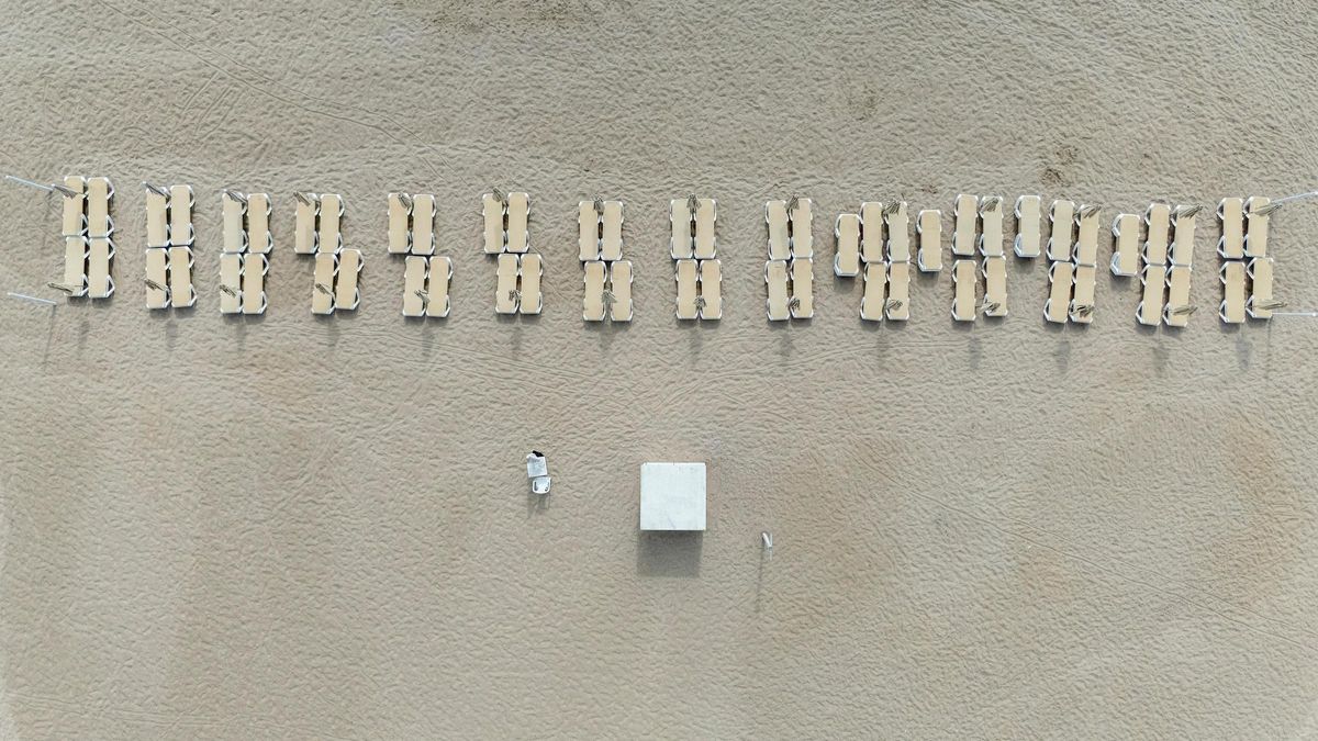 Tumbonas en la playa de San Juan de Alicante, en una fotografía tomada con dron