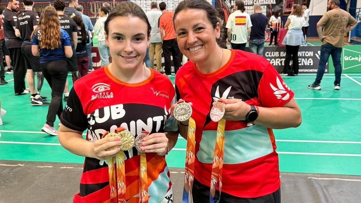 La deportista del CB Xàtiva Selenia Pla, a la izquierda, con las medallas conseguidas en el Campeonato de España.