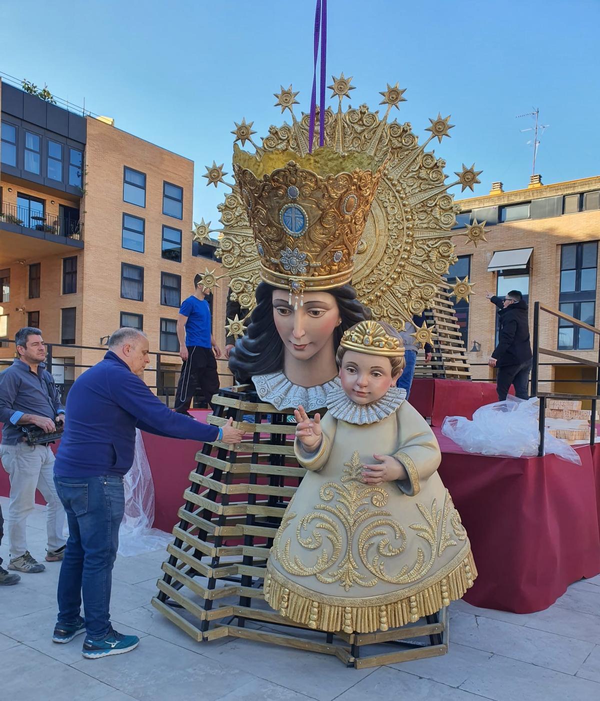 El cadafal llega a la Plaza Mayor de Catarroja.