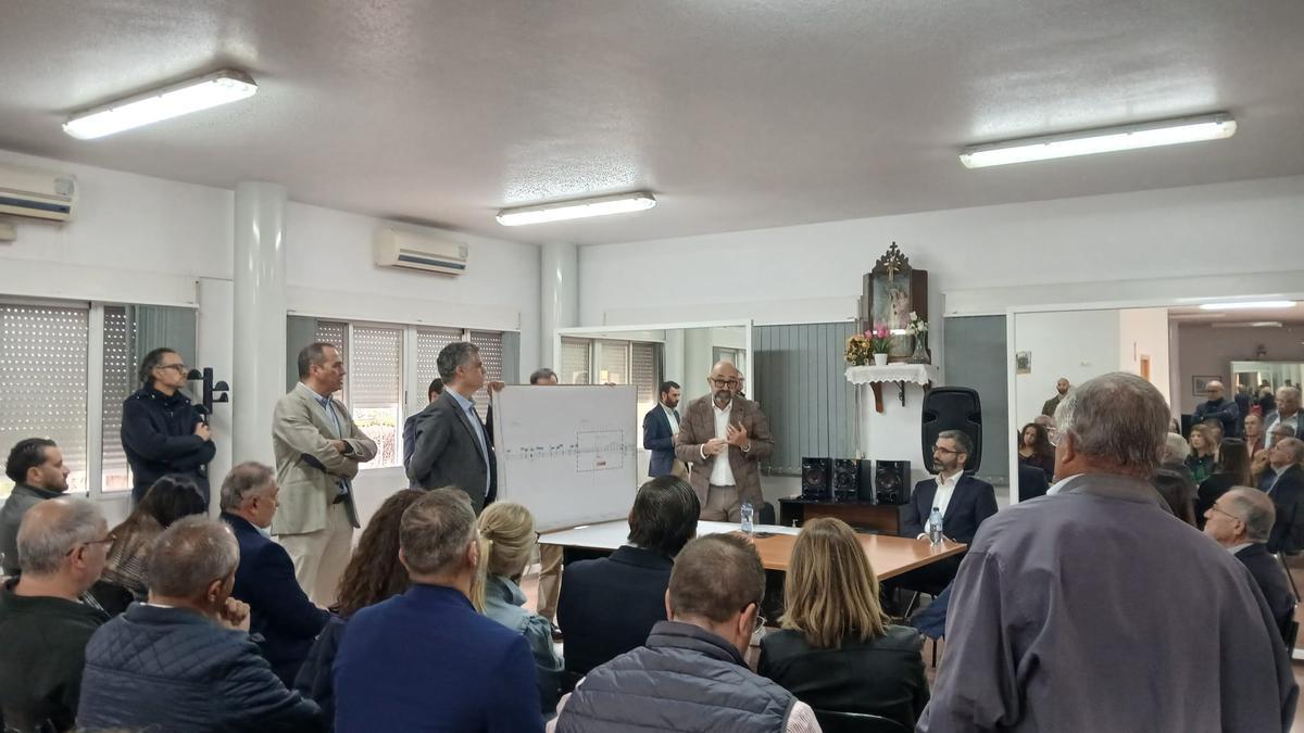 De la Peña (centro) durante la reunión con los vecinos de La Torrecilla.