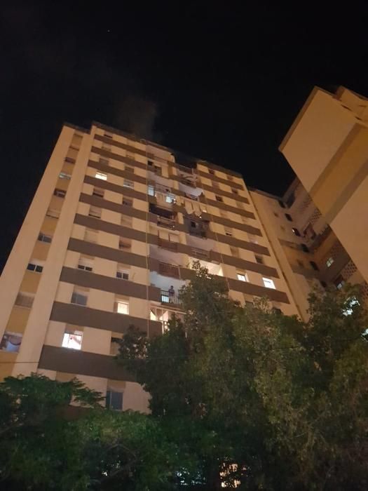 Desalojan un edificio de 13 plantas en La Palmilla por un incendio