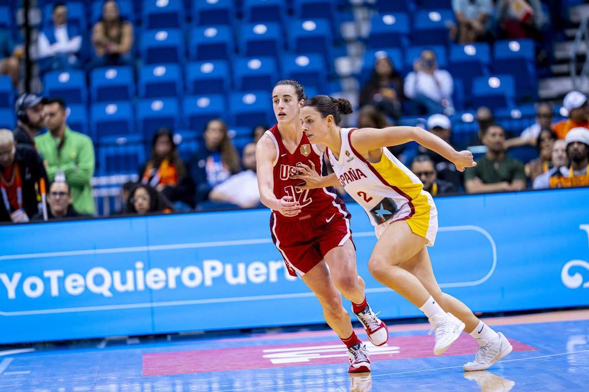 Elena Buenavida, ante Caitlin Clark en el partido entre España y Estados Unidos del PreMundial de Puerto Rico.