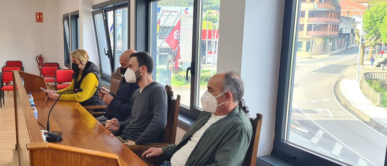 Los concejales socialistas que quieren acabar con el mando de García, durante el pleno celebrado ayer. En primer término, el único del grupo que apoya al aún alcalde.