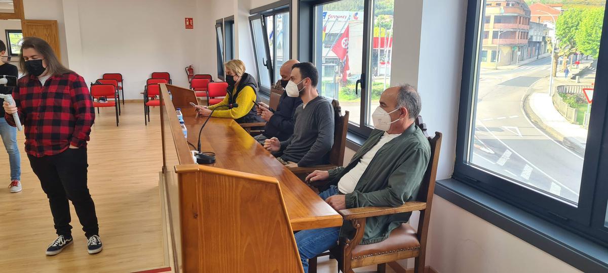 Los concejales socialistas que quieren acabar con el mando de García. En primer término, el único del grupo que apoya al aún alcalde.