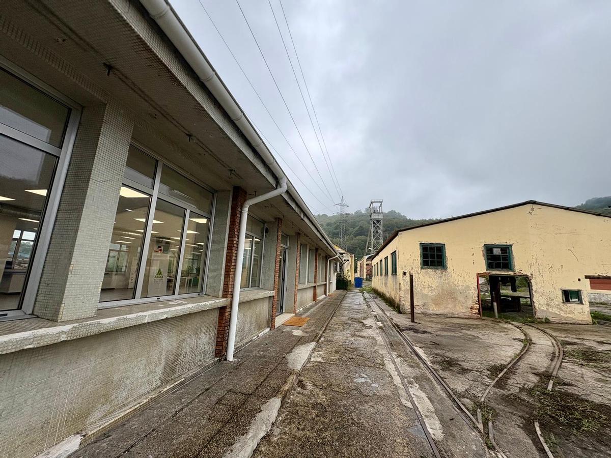 Instalaciones de ASATA en el pozo Candín, con el castillete al fondo y construcciones en desuso a la derecha