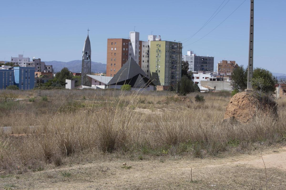 Terrenos del Torrejó, al fondo la iglesia de la Sagrada Familia.