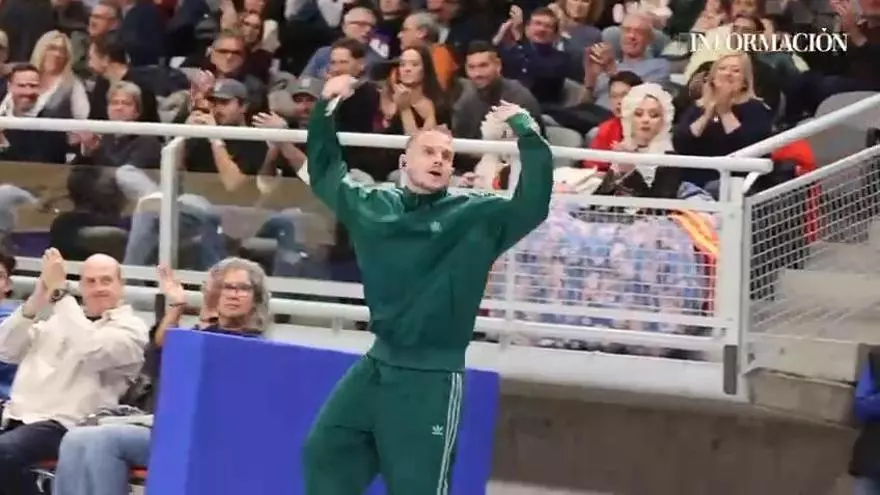 Así ha sido la actuación de Arkano al descanso del Lucentum-Leyma Coruña