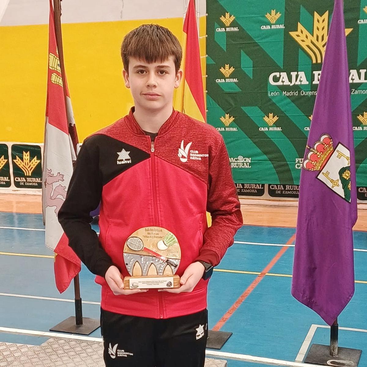 Arnau Ballester, del Bádminton Xàtiva, con la plata conseguida en el Máster de Tordesillas.