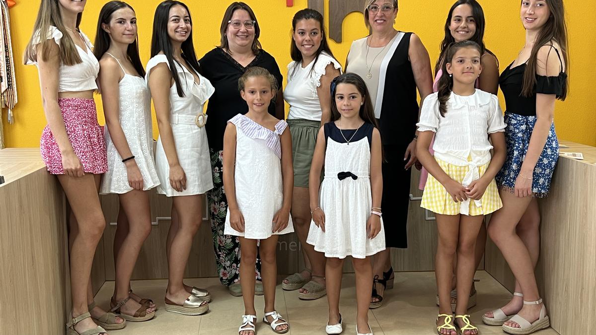 La alcadesa, Ernestina Borràs, junto con las reinas de las fiestas y su ramillete de damas.