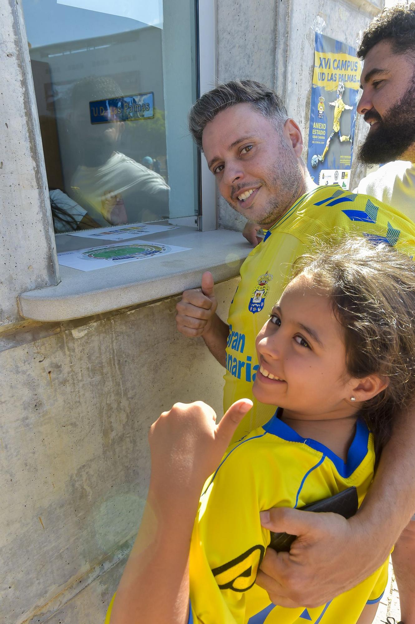 Colas para retirar las entradas de la UD Las Palmas - CD Tenerife de playoff