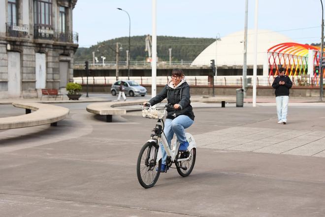 EN IMÁGENES: Los usuarios de las bicicletas de alquiler en Avilés, críticos con el estado del servicio