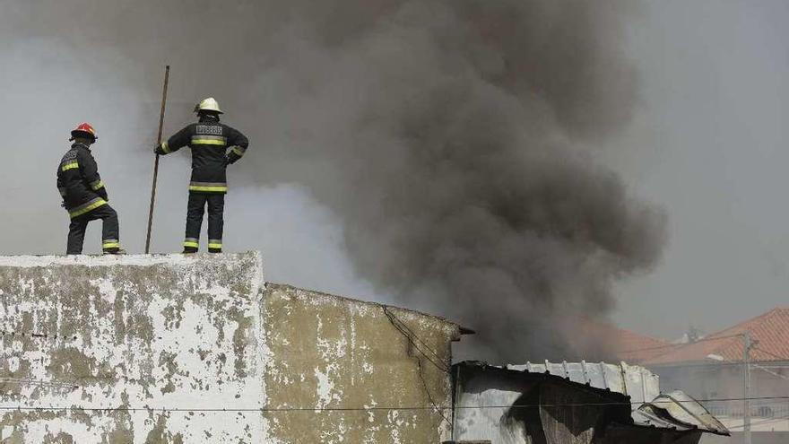 Cinco muertos al estrellarse una avioneta en el &#039;parking&#039; de un supermercado en Estoril