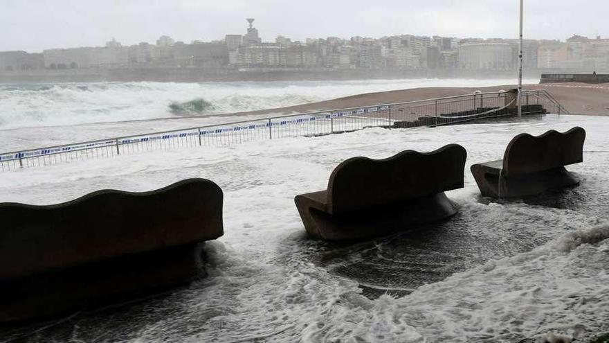 El mar anega el paseo de Riazor el pasado 23 de enero.