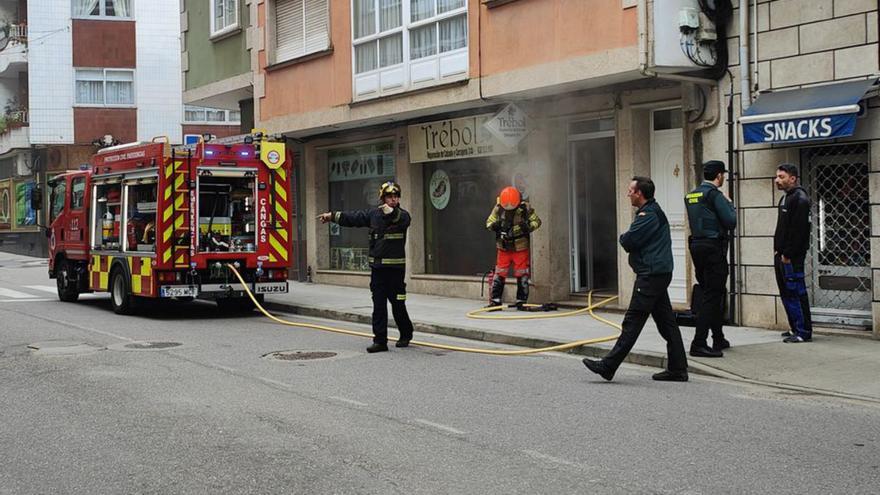 Un incendio en un almacén obliga a desalojar un comercio y cortar la Rúa Baiona