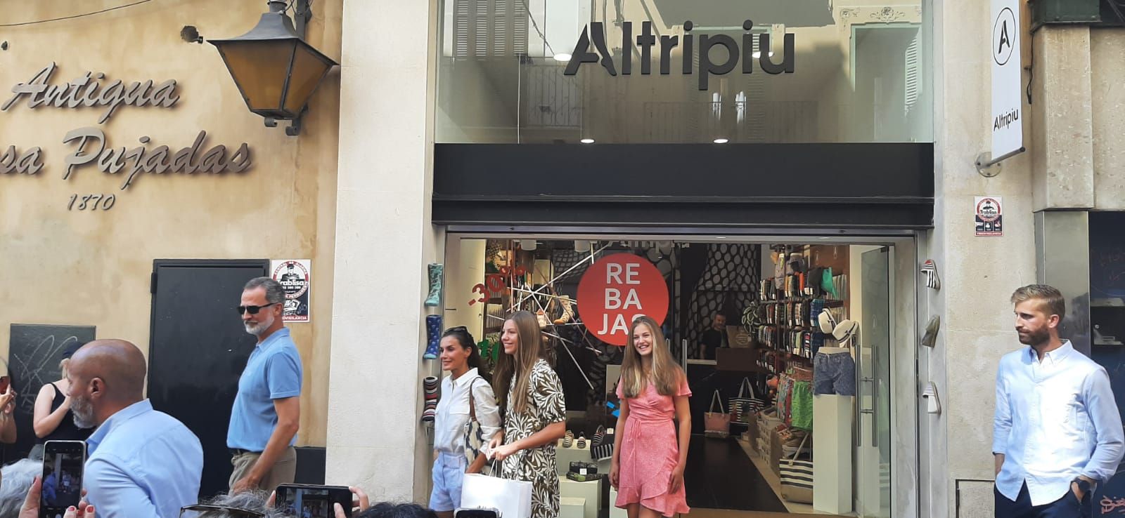 Los Reyes y sus hijas pasean por el centro de Palma