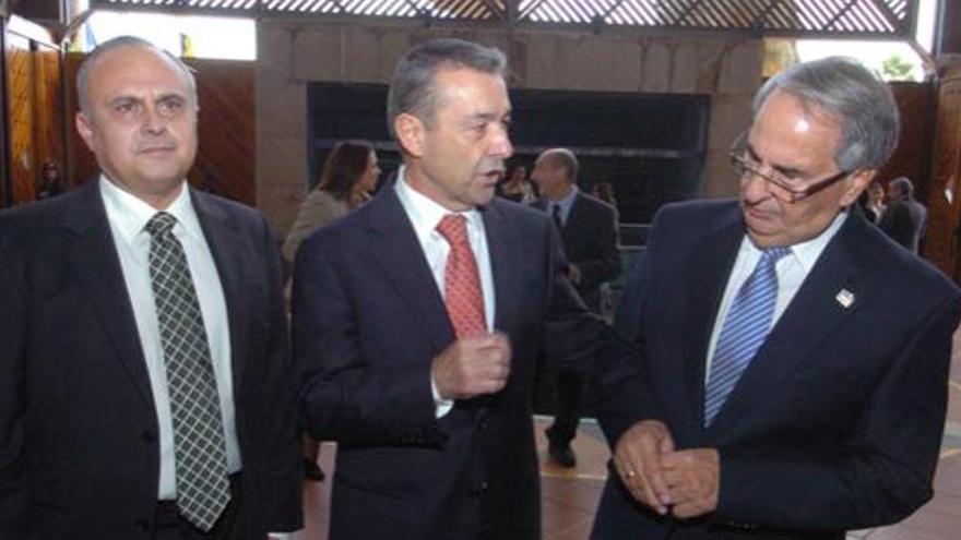 De izquierda a derecha, José Cristóbal García, Paulino Rivero y Sebastián Grisaleña, ayer, en el Auditorio. i MARRERO
