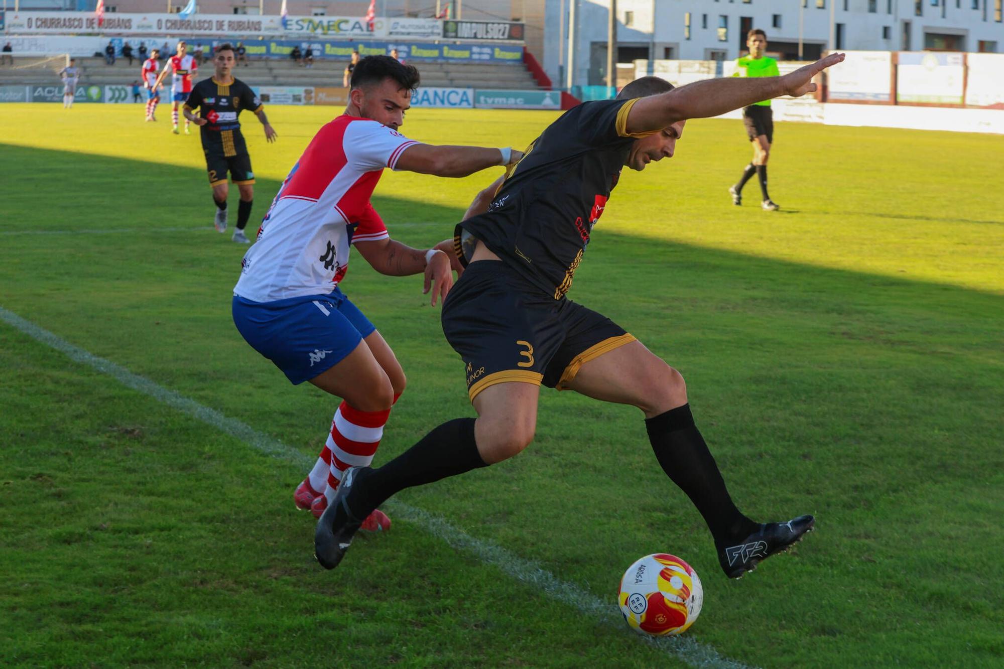 Las imágenes de la contundente victoria del Arosa al Barbadás (3-0)