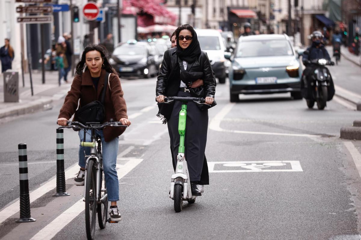Usuarios de patinetes eléctricos de alquiler por las calles de París. (Francia) EFE/EPA/YOAN VALAT