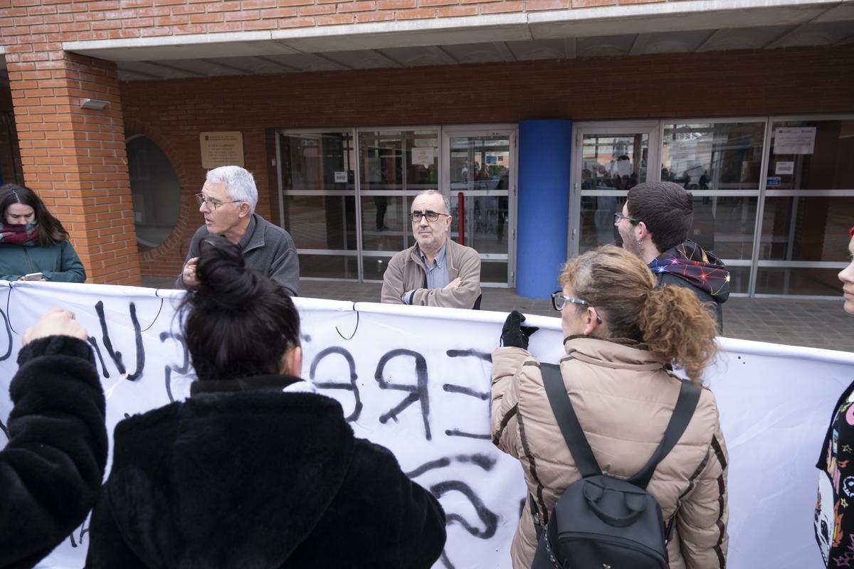 Manifestación en el instituto Llobregat de Sallent por el suicidio de la menor