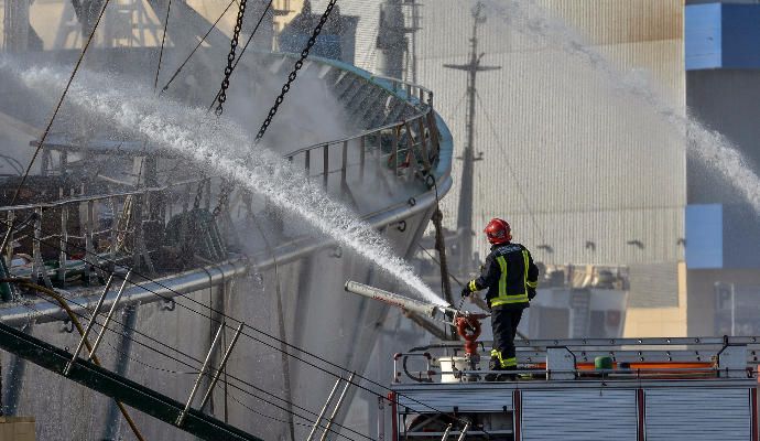 Los bomberos sofocan el incendio del ''Fin Whale''.