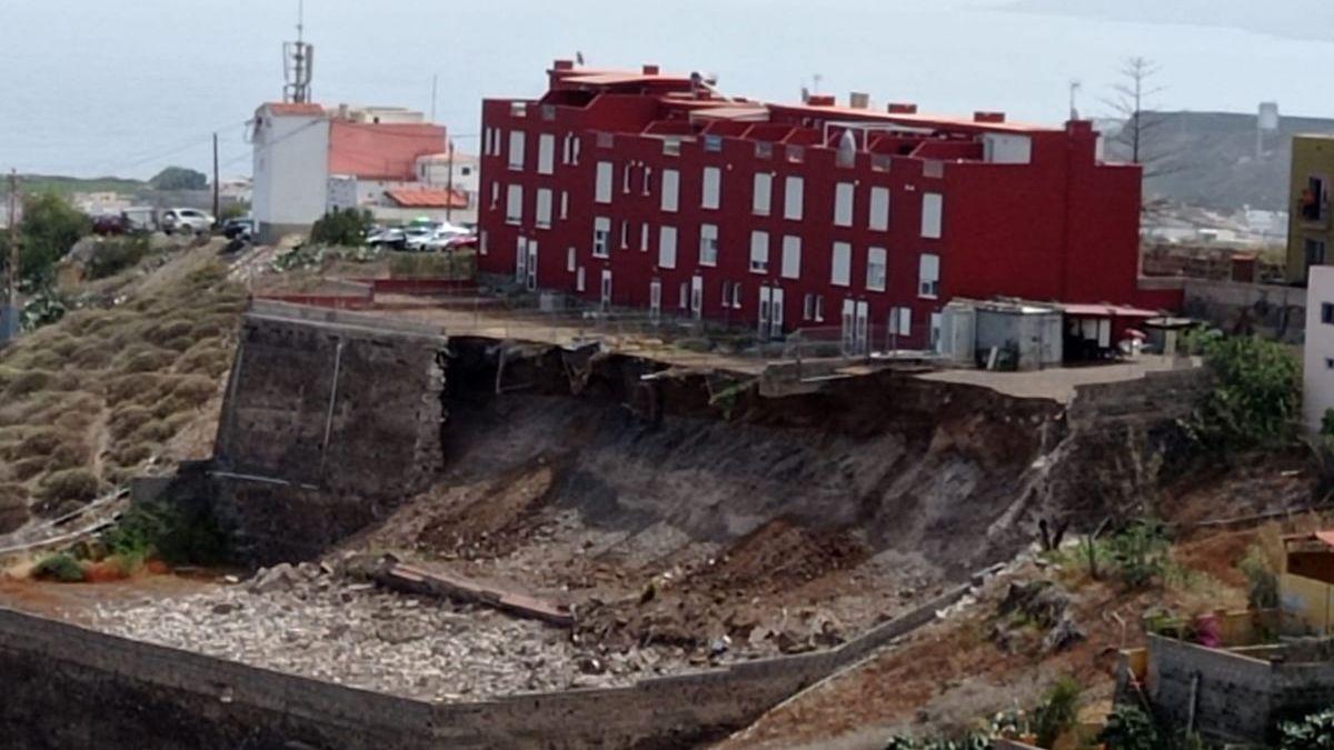 El derrumbe de un muro provoca el desalojo de diez viviendas en Arucas