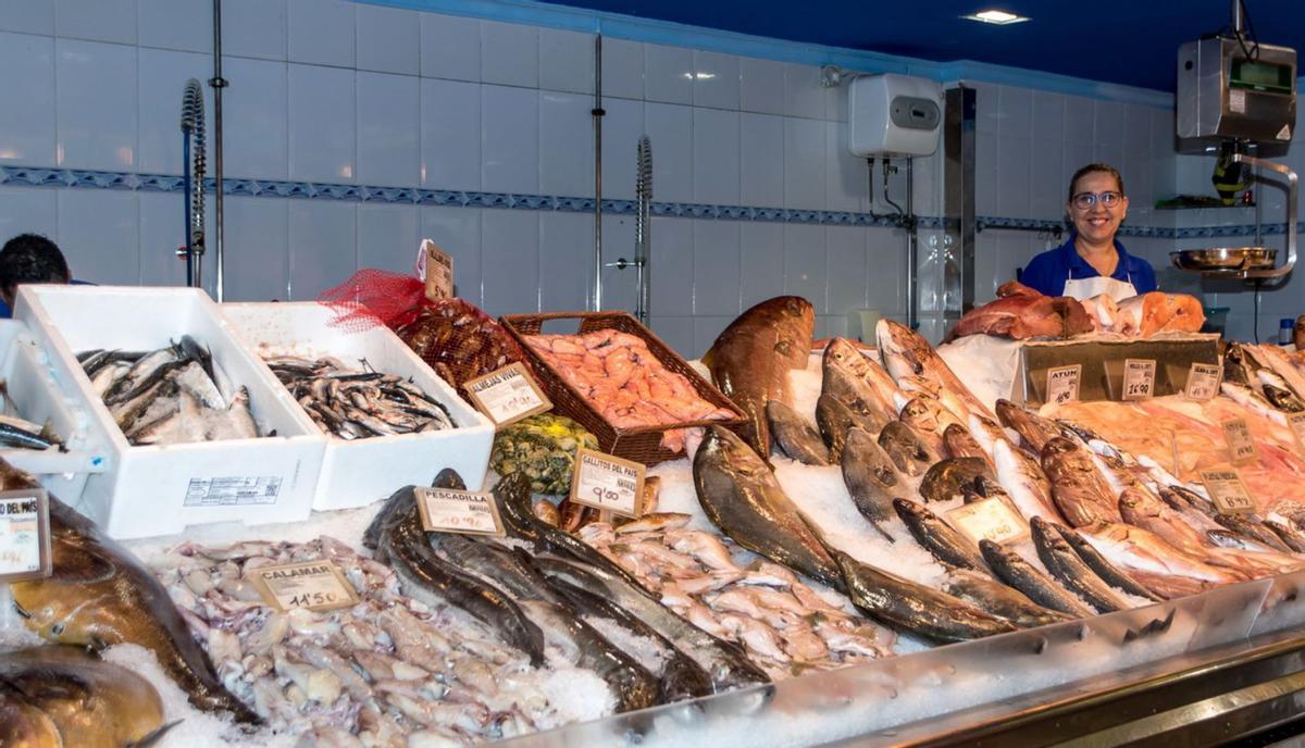 La pescadería de un mercado canario muestra pescados y mariscos del país y saharianos. | LP/DLP