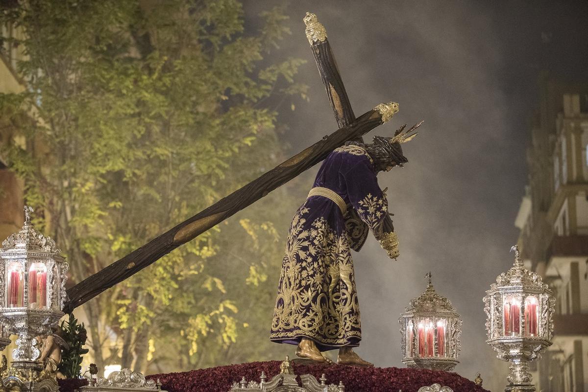 Nuestro Padre Jesús de la Pasión sobre su paso.