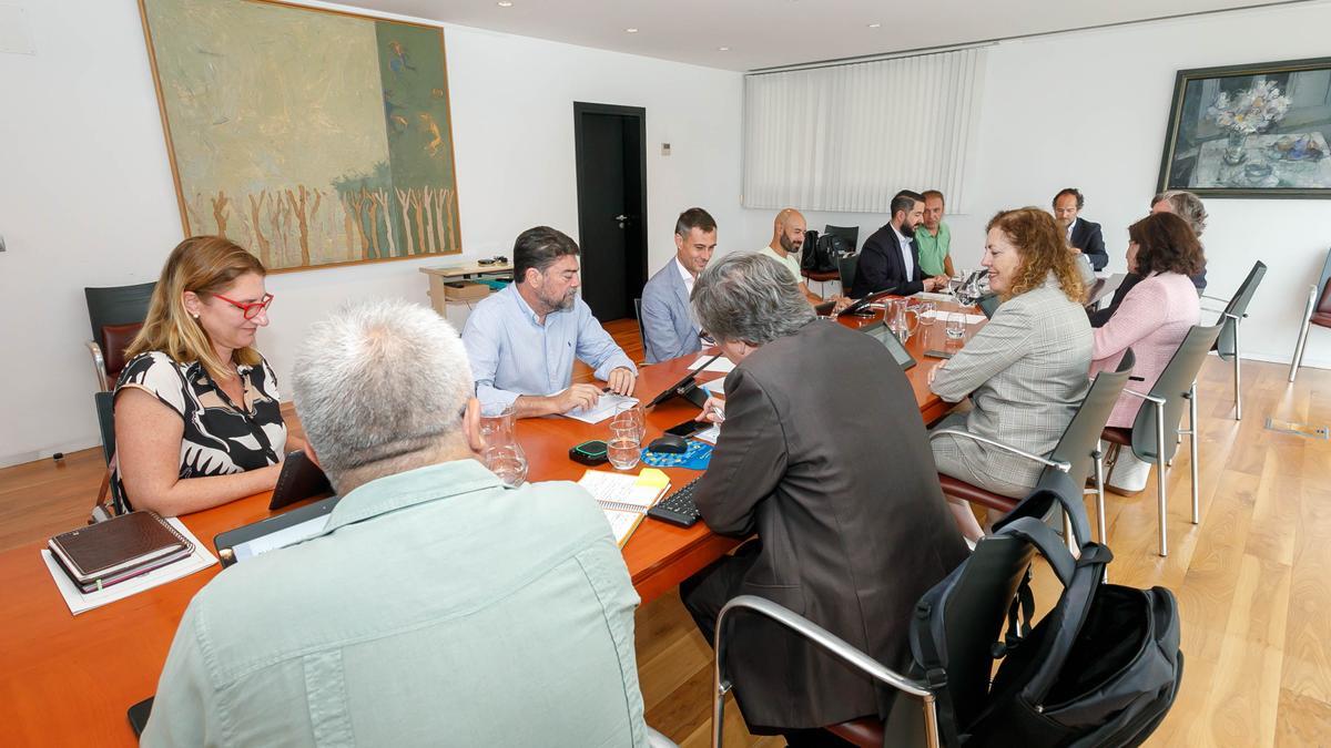 Un momento del consejo de administración de Aguas de Alicante