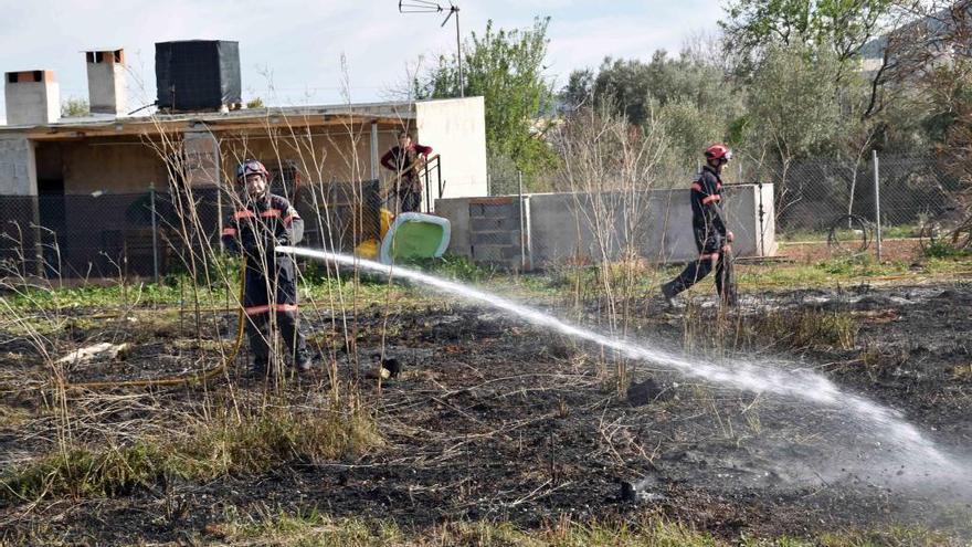 El fuego cerca una casa en Onda