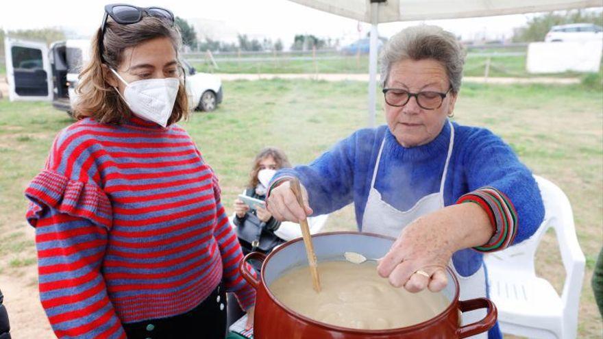 Sandra Gordillo, una entusiasta de la salsa, observa a Maria Torres para aprender su receta.