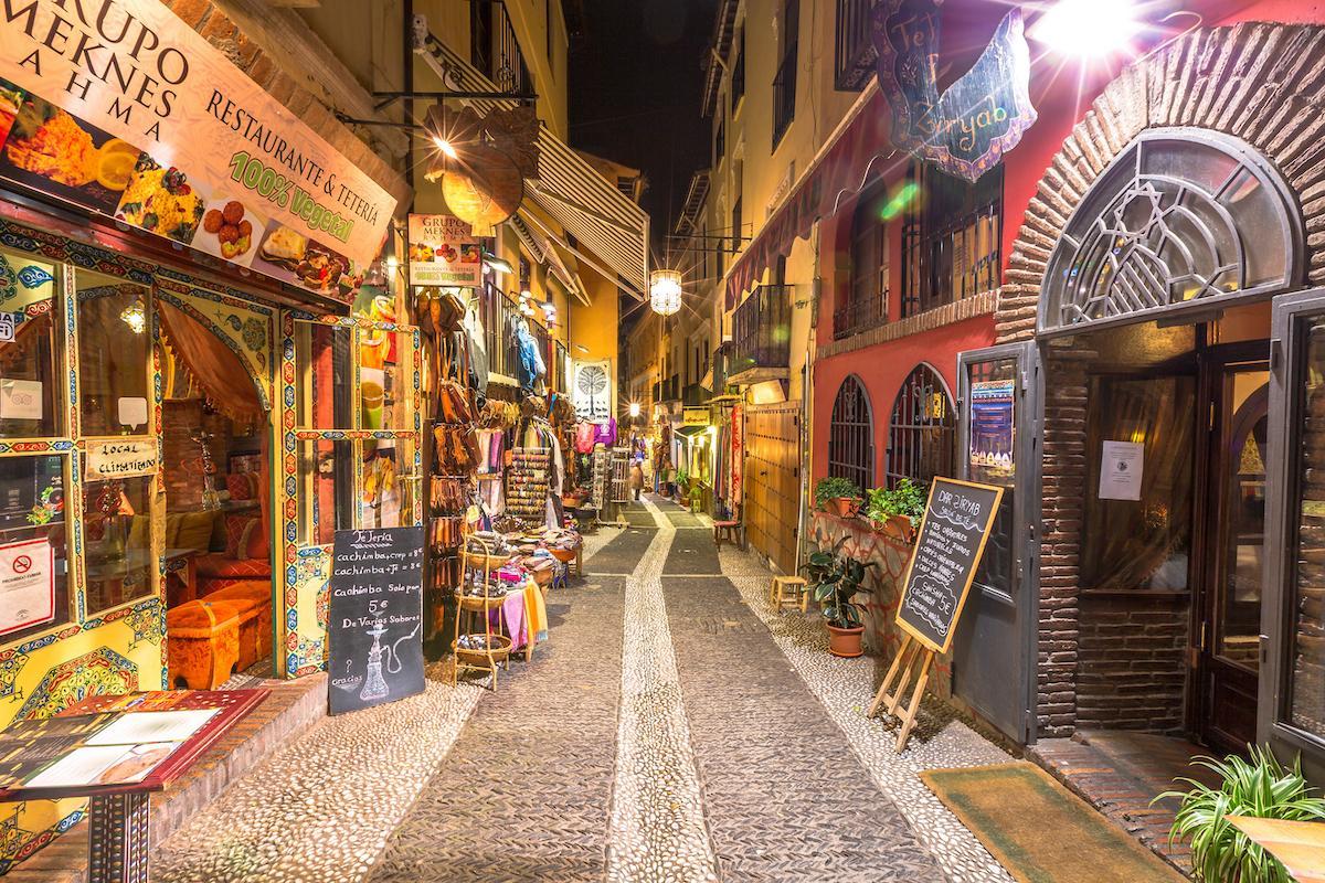 El Barrio árabe de Granada, un ejemplo de lo mucho que nos puede ofrecer la gastronomía en Andalucía.