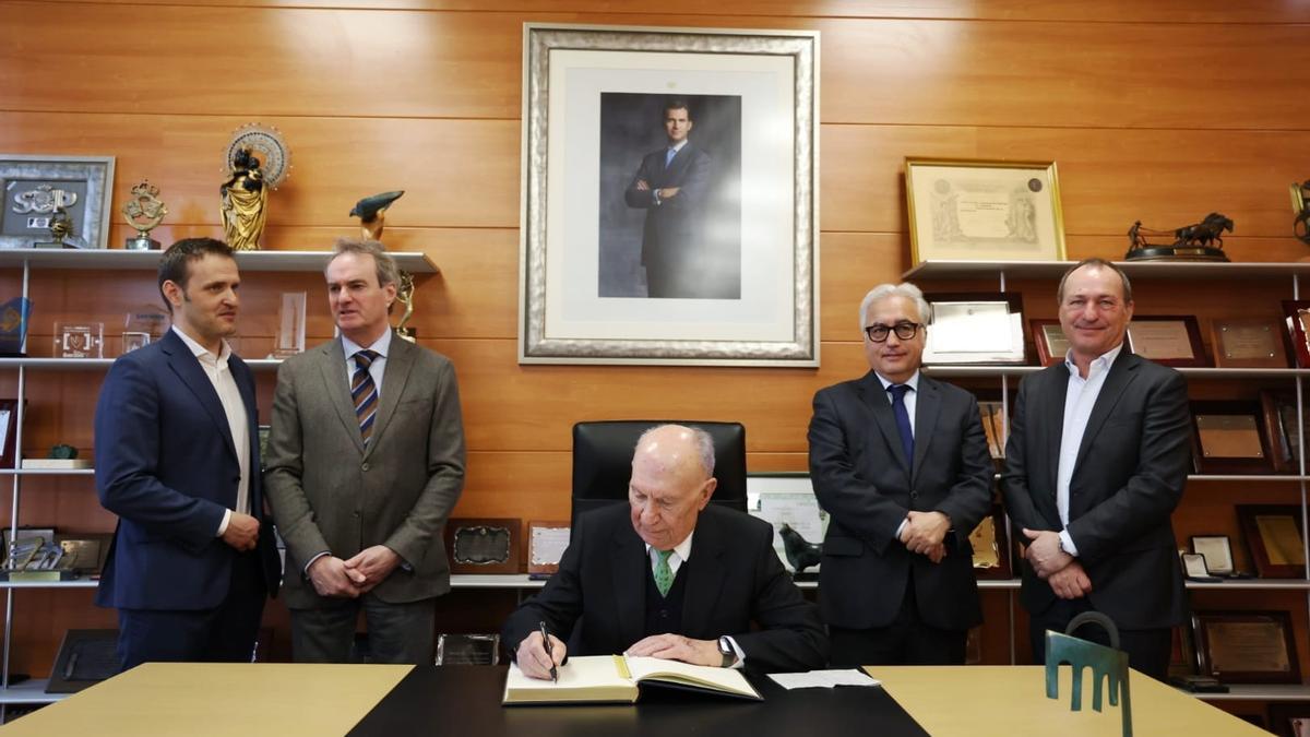 Jaume Alsina firma en el libro de honor de la Feria de Zaragoza acompañado de sus hijos (Jaume y Ramón), el presidente de la Cámara, Jorge Villarroya, y el consejero aragonés de Agricultura, Javier Rincón.