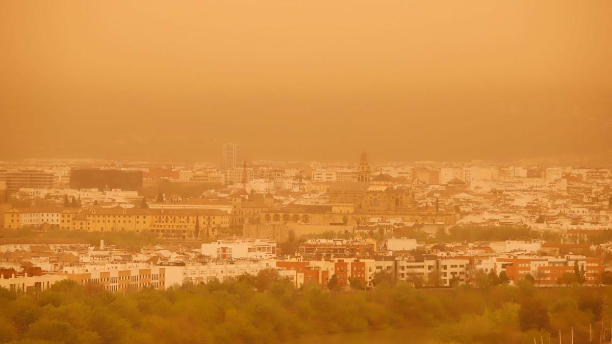 Casco Histórico de Córdoba con la presencia de calima.