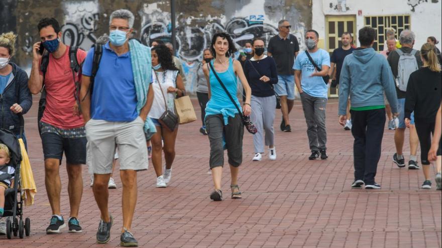 Canarias se acerca otra vez al millar de nuevos casos de Covid mientras aumenta la presión hospitalaria