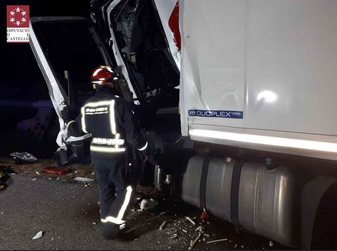 Bomberos de la Diputación actúan en un accidente de camión en imagen de archivo.